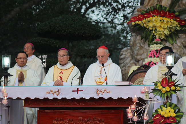 Đức Hồng Y Fernando Filoni chủ sự Thánh Lễ đại triều Kính Đức Mẹ La Vang